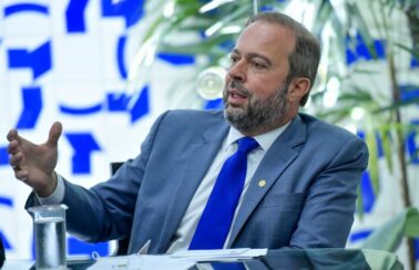 Ministro defende retomar debate sobre a volta do horário de verão