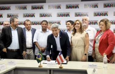 Jerônimo assina decreto que garante a promoção extraordinária para mais de dez mil profissionais da área de saúde na Bahia