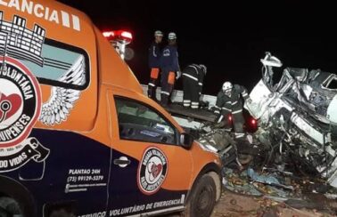 Batida entre caminhão e ônibus de turismo deixa 25 pessoas mortas e cinco feridas no norte da Bahia