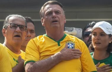 Em ato, Bolsonaro nega tentativa de golpe e defende anistia para presos do 8 de janeiro