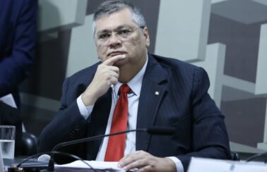 Dino vota para condenar 15 réus por atos golpistas a penas de 14 a 17 anos