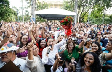 Programa Mães de Pernambuco vai dar auxílio de R$ 300 por mês para 100 mil mulheres