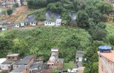 Sirenes para alerta de deslizamento de terra são acionadas em 14 áreas de risco em Salvador