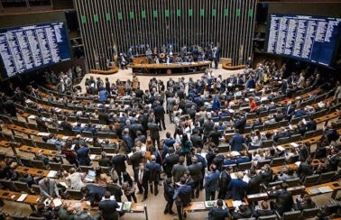 Câmara aprova projeto do governo que reajusta salários de servidores federais e cria novas carreiras