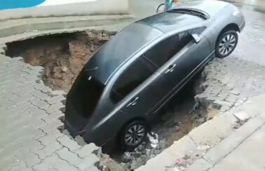 Carro é engolido por cratera durante chuva em Fortaleza dois meses após obra no local