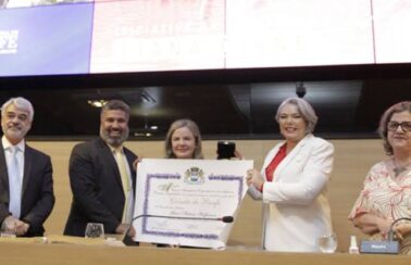 Presidente do PT, Gleisi Hoffmann recebe título de cidadã do Recife