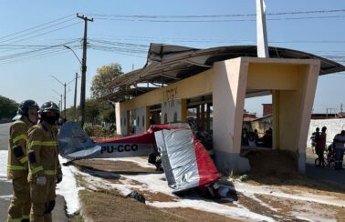 Avião pilotado por médico cai em rodovia na zona sul de Teresina (PI)