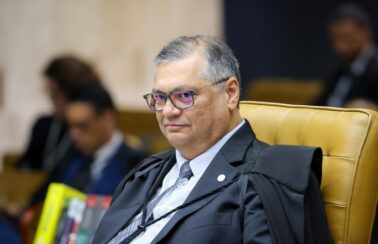 Flávio Dino determina suspensão de pagamento de R$ 4 bilhões em emendas e pede investigação da PF