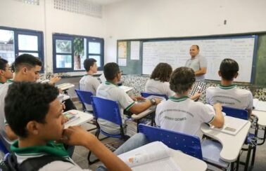 Professores da rede estadual do Ceará vão ter reajuste de 6,27% no piso salarial, anuncia Elmano