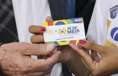 Pé-de-Meia: estudantes que concluíram o ensino médio e fizeram o Enem já podem sacar bônus de R$ 1,2 mil