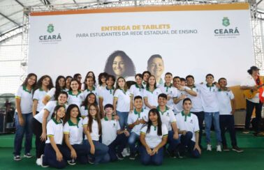 Governo do Ceará entrega mais de 8 mil tablets para estudantes da rede pública estadual de seis municípios