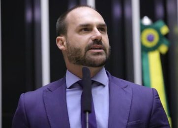 Eduardo Bolsonaro anuncia que vai tirar licença do mandato de deputado para morar nos EUA