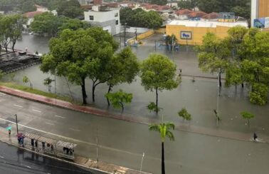 Chuva no Grande Recife deixa ruas alagadas e aulas suspensas