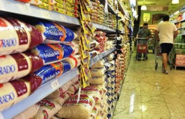 Após nove meses seguidos de alta, preços dos alimentos caem e prévia da inflação fica em 0,26%