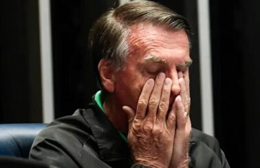 PF faz busca e apreensão na casa de Bolsonaro, que passa a usar tornozeleira