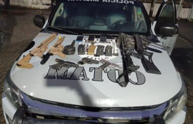 Polícia Militar apreende arsenal com três fuzis e captura cinco suspeitos em Fortaleza
