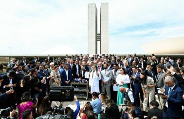 Oposição protesta contra prisão de Bolsonaro, anuncia obstrução no Congresso, defende anistia e fim do foro privilegiado