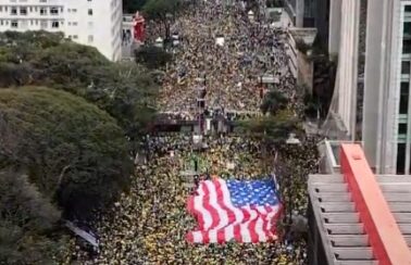 Deputados pedem que Polícia Federal investigue uso de bandeira dos EUA em ato pró-Bolsonaro