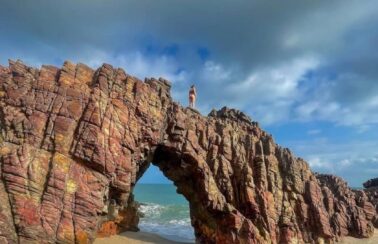 Influencer que subiu na Pedra Furada de Jericoacoara será multada; valor pode chegar a R$ 10 mil