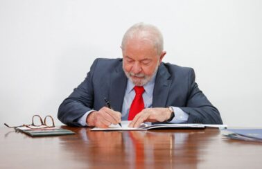 Lula sanciona lei que estende licença e salário-maternidade por 120 dias após alta hospitalar