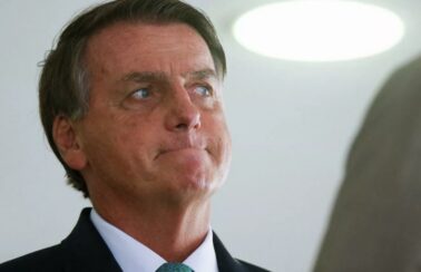 Às vésperas da prisão, Bolsonaro está em depressão e com crises de choro, diz colunista