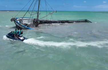 Embarcação ‘pirata’ naufraga e moradores registram mancha de óleo em praia de Alagoas