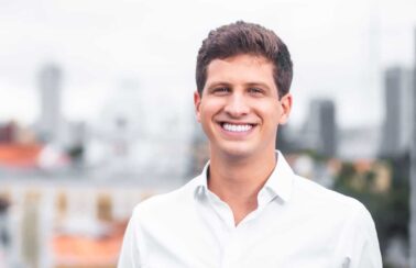 Prefeito de Recife é alvo de pedido de impeachment após alteração de resultado de concurso público