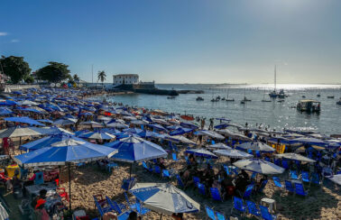 Agora é lei: instalação de kits de praia no Porto da Barra, em Salvador, está proibida