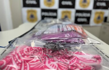 Polícia prende três homens e apreende 151 abadás clandestinos em Salvador