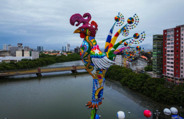 Galo Gigante homenageia Dom Helder Câmara, no Carnaval recifense