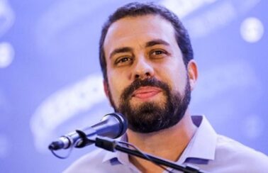 Acabar com a escala 6×1 é prioridade do governo, afirma Boulos